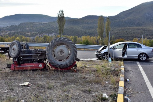 TOSYA AŞAĞI KAYI KÖYÜNDE TRAFİK KAZASI…