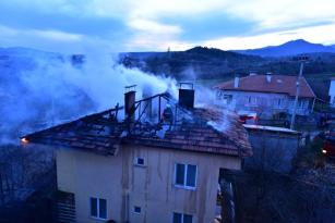 TOSYA METAL SANAYİSİNDE YANGIN ” ERKEN MÜDAHALE FACİAYI ÖNLEDİ”