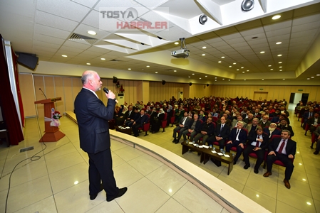 TOSYA DİN GÖNÜLLÜLERİ VE TÜRKAV ‘IN DÜZENLEDİĞİ  ÇANAKKALE’DE KASTAMONULU ŞEHİTLER KONFERANSINA İLGİ YOĞUNDU..