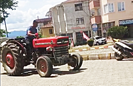 TOSYA’DA İLGİNÇ BİR GÖRÜNTÜ ” GÜLERMİSİN AĞLARMISN”