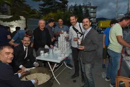 15 TEMMUZ YIL DÖNÜMÜNDE TOSYA’DA 6 BİN KİŞİYE PİLAV İKRAMINDA BULUNULDU…