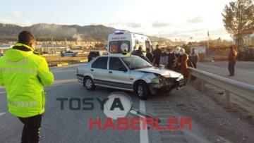 OTOMOBİLİ SIKIŞTIRILAN BAYAN SÜRÜCÜ BARİYERLERE ÇARPARAK DURABİLDİ..